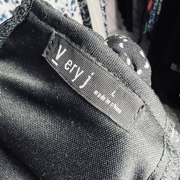 👗|•VERY J•| Black & White Dot Ruffled Deep V-neck Dress Size Large - Picture 6 of 10